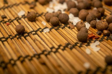 Karabiber kokulu ve sazlık bir Mat 'in üzerinde deniz tuzu. Kapat.