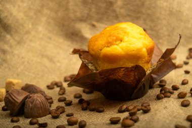 Taze kek, kahve çekirdekleri ve ev yapımı kabataslak kumaşlı çikolata. Kapat.