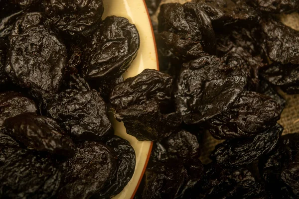 Dried Prunes Ceramic Bowl Dried Prunes Scattered Background Coarse Textured — Stock Photo, Image