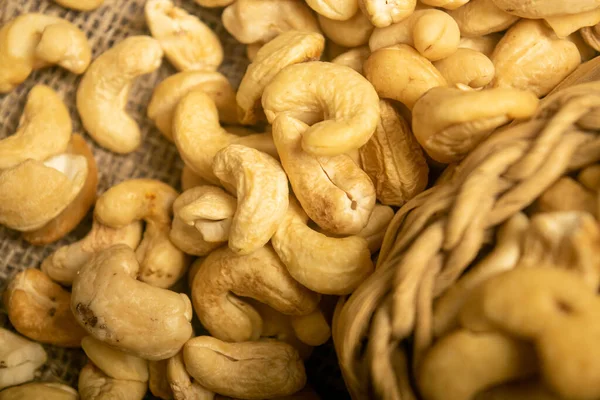 Cashewnüsse Einem Weidenkorb Und Cashewnüsse Auf Kletten Mit Rauer Oberflächenstruktur — Stockfoto