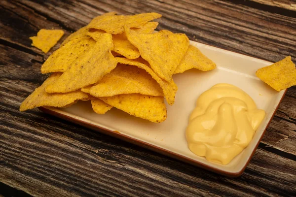 Patatas Maíz Con Salsa Queso Sobre Fondo Madera Cerca —  Fotos de Stock