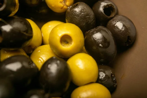 Olive Verdi Olive Nere Sparsi Sul Sacco Con Consistenza Ruvida — Foto Stock