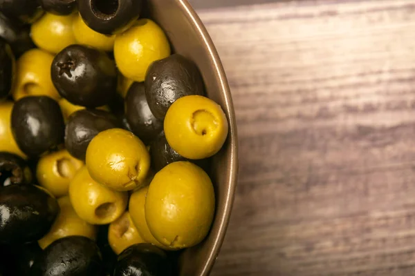 Aceitunas Verdes Aceitunas Negras Recipiente Cerámica Sobre Fondo Madera Cerca — Foto de Stock