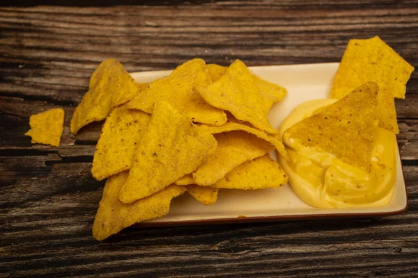 Maischips Mit Käsesauce Auf Einem Hölzernen Hintergrund Nahaufnahme — Stockfoto