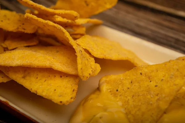 Patatas Maíz Con Salsa Queso Sobre Fondo Madera Cerca — Foto de Stock