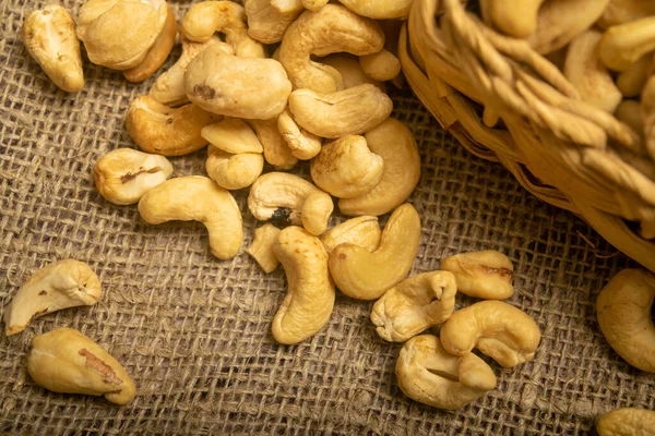 Cashewnüsse Einem Weidenkorb Und Cashewnüsse Auf Kletten Mit Rauer Oberflächenstruktur — Stockfoto