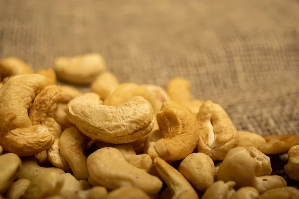 Ein Haufen Cashewnüsse Auf Klette Mit Einer Rauen Textur Der — Stockfoto