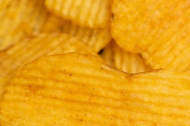 Oluklu patates cipsi, yüzeyin dokusu. Kapat.