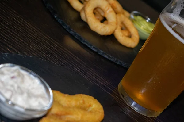 Lök Ringar Ett Glas Och Ett Glas Tefat Sås Närbild — Stockfoto