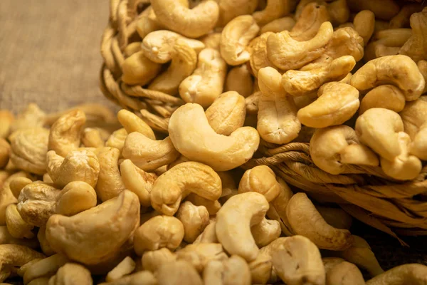 Cashew Nuts Wicker Basket Cashew Nuts Scattered Burlap Rough Texture — Stock Photo, Image