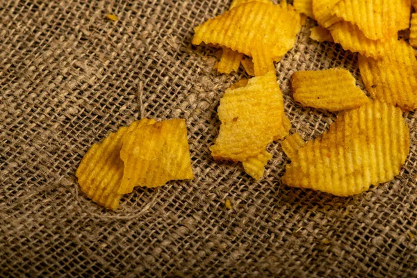 Pokruchane Chipsy Ziemniaczane Tle Domowej Tkaniny Szorstkiej Fakturze Zamknij Się — Zdjęcie stockowe