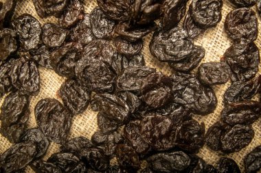 Çuval bezinde kurumuş kuru erik ve sert bir doku. Kapat.