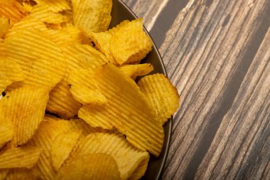 Ahşap arka planda flüt patates cipsi. Kapat.
