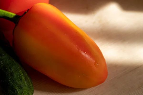 Rijp Sappige Paprika Een Lichte Houten Tafel Zon Sluiten — Stockfoto