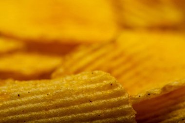 Oluklu patates cipsi, yüzeyin dokusu. Kapat.