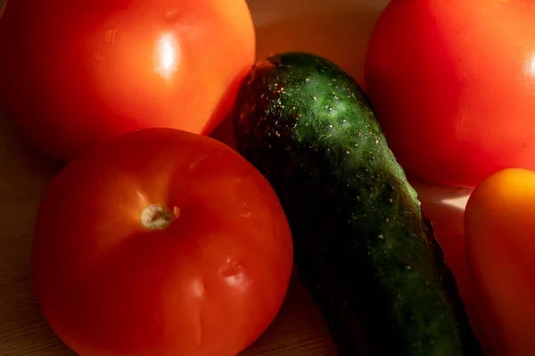 Rijp Komkommer Sappige Tomaten Paprika Een Lichte Houten Tafel Zon — Stockfoto