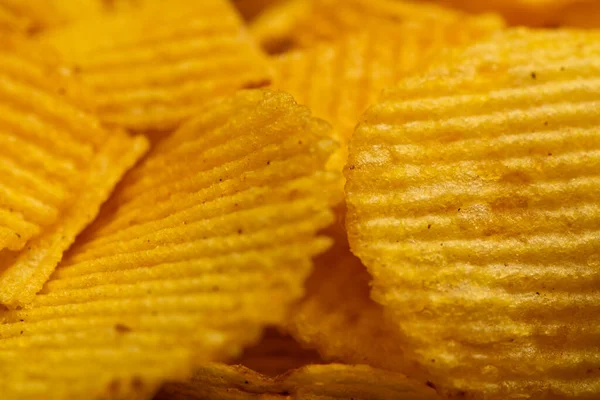 Oluklu patates cipsi, yüzeyin dokusu. Kapat.