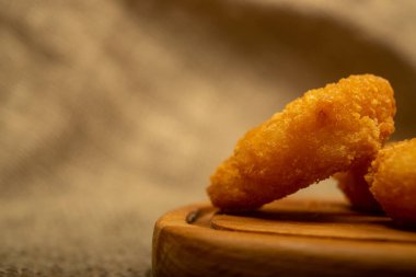 Tahta servis tahtasının üzerinde kızartılmış Atlantik karidesleri. Kapat.