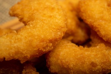 Tahta servis tahtasının üzerinde kızartılmış Atlantik karidesleri. Kapat.