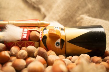 Fındıkkıran ahşap asker figürü fındık kıran fındık kıran fındık kıran fındıklı adam. Geleneksel Noel ve Yeni Yıl sembolü. Kapat.