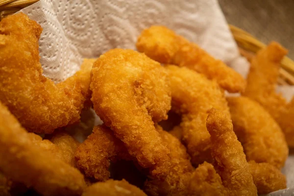 Atlantische Garnalen Gebakken Beslag Een Wit Papieren Servet Een Rieten — Stockfoto