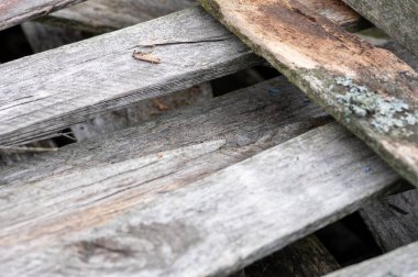 Fırın için uygun eski tahtalar yığını, yakın çekim, seçici odak