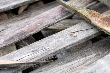 Fırın için uygun eski tahtalar yığını, yakın çekim, seçici odak.