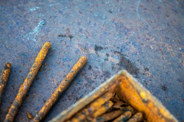 Metal damızlık, hızlı, pas kaplı eski metal çiviler, yakın plan, seçici odaklanma.