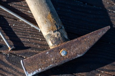 Ahşap arka planda eski model çekiç ve çiviler, yakın plan, seçici odak