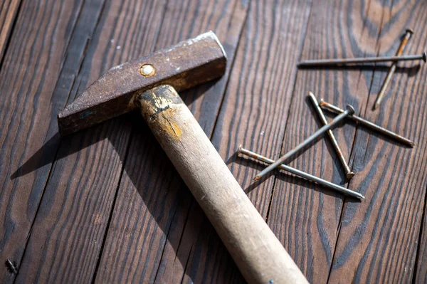 Old Vintage Hammer Nails Wooden Background Close Selective Focus — Stock Photo, Image