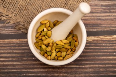 Seramik havan ve tokmak kakule, yakın çekim, seçici odaklanma