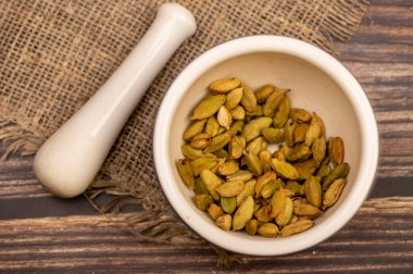 Seramik havan ve tokmak kakule, yakın çekim, seçici odaklanma