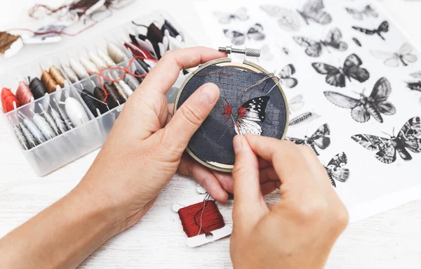女人刺绣蝴蝶 手工绣花的制作过程 Hobby 缝制工具 远程家庭工作 — 图库照片