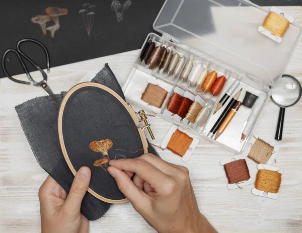 做手工绣花的女人刺绣的制作过程 Hobby 缝纫机 — 图库照片