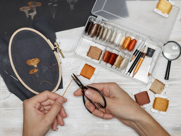 做手工绣花的女人刺绣的制作过程 Hobby 缝纫机 — 图库照片