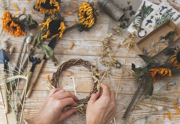 Mädchen Machen Kranz Aus Haferflocken Getrocknete Kräuter Und Getrocknete Blumen — Stockfoto