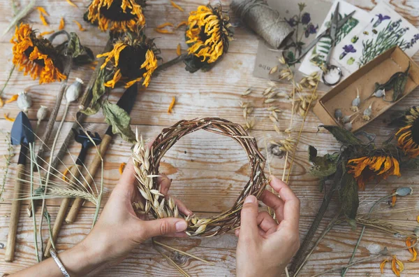 Mädchen Machen Kranz Aus Haferflocken Getrocknete Kräuter Und Getrocknete Blumen — Stockfoto