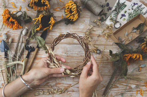 Mädchen Machen Kranz Aus Haferflocken Getrocknete Kräuter Und Getrocknete Blumen — Stockfoto
