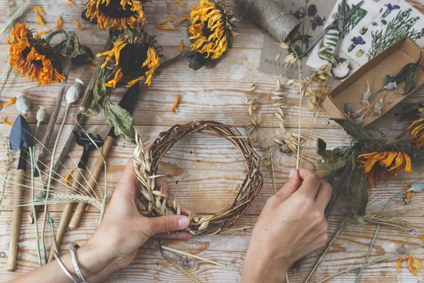 Fille Faisant Des Couronnes Épillets Avoine Herbes Séchées Fleurs Séchées — Photo