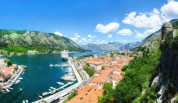 Kotor Körfezi ve eski panoramik şehir Dağları