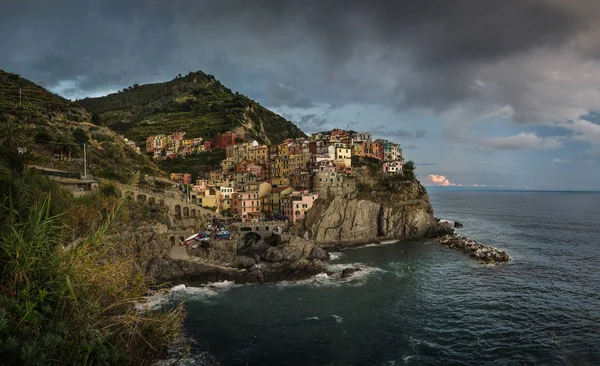 Ağır gökyüzü yukarıdaki Manarola şehrin görünümü