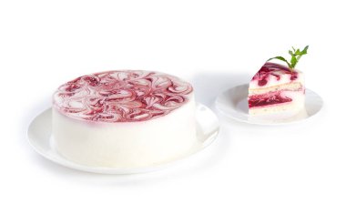 Ahududu kremalı pasta ve beyaz plakaları beyaz arka plan üzerinde izole bir dilim