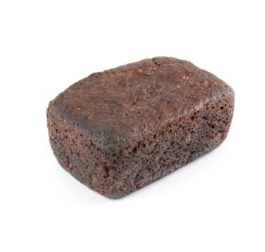 Beyaz arka plan üzerinde beyaz bir tabakta çavdar ekmek 