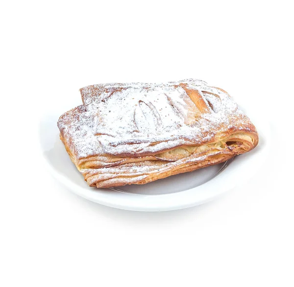 在白色背景的白色盘子上覆盖着糖粉的甜泡饼面包 — 图库照片