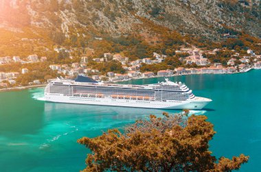 Cuise gemi Kotor Körfezi'nin turkuaz suları bırakarak. Karadağ