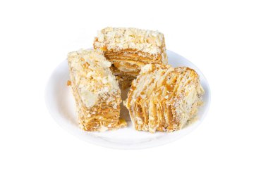 Napoleon üç parça beyaz bir tabağa kek