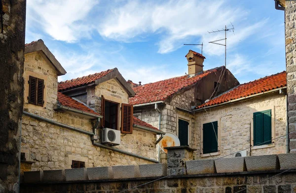 Kırmızı çatılar Kotor, Karadağ döşer