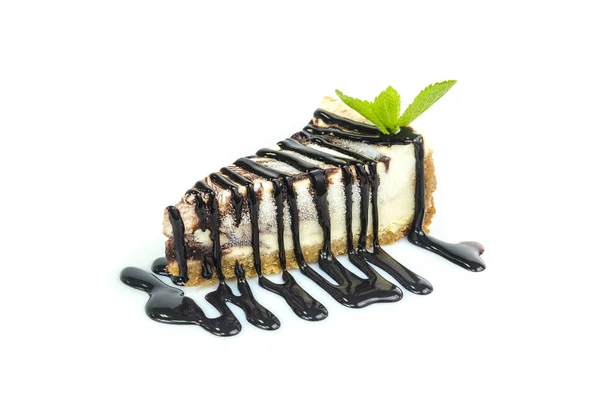 Stuk Kaas Cake Met Chocolade Topping Geïsoleerd Witte Achtergrond — Stockfoto