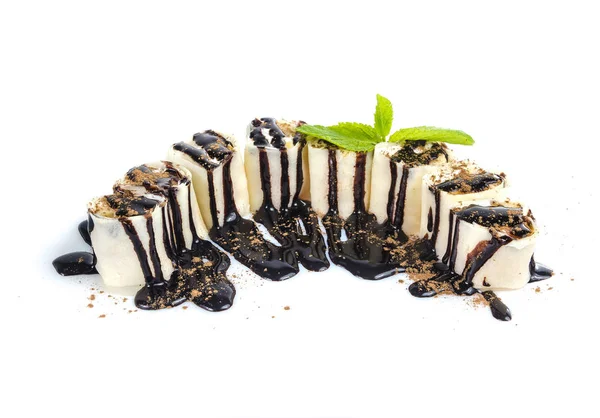 sushi sekiz parça çikolata Tepesi ve kakao tozu beyaz arka plan üzerinde izole kek gibi