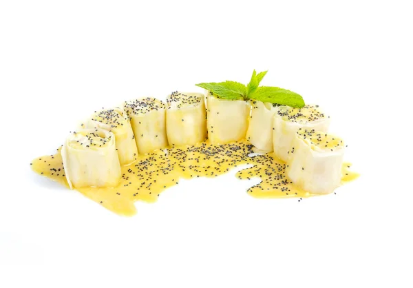 sushi sekiz parça tarihlerde vanilya ile kek beyaz arka plan üzerinde izole Tepesi ve haşhaş tohumu